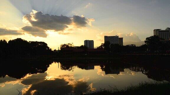 时光流逝:城市剪影与阳光反射在河里