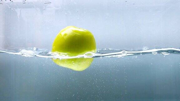 青苹果掉进水里的慢动作