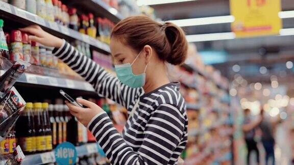 女人在超市购物戴着口罩