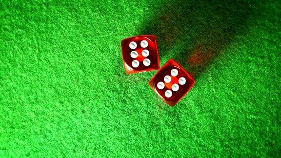 绿布背景上的红色骰子旋转双6前视图