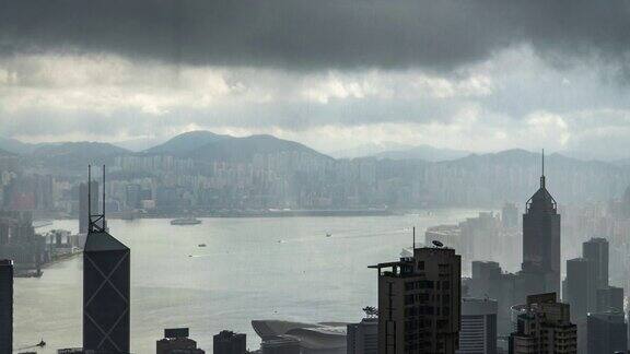 时间流逝:雨在香港高景大厦