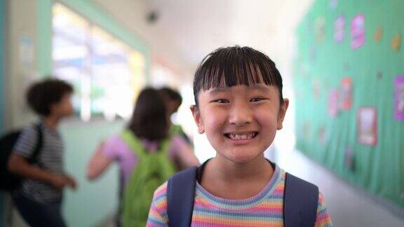 一个女孩在学校走廊的肖像
