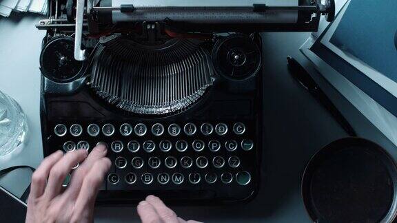 在堆叠的办公桌后面的旧打字机上快速打字