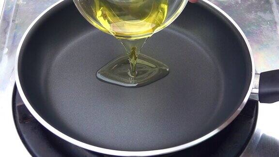 一个人往煎锅上倒食用油慢动作