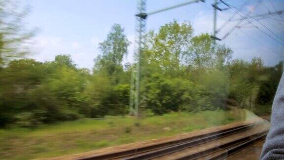 德国一列行驶中的火车窗外的风景