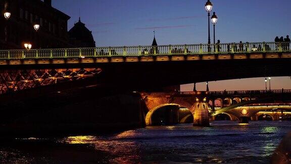 巴黎的夜晚塞纳河两岸灯火通明的桥梁