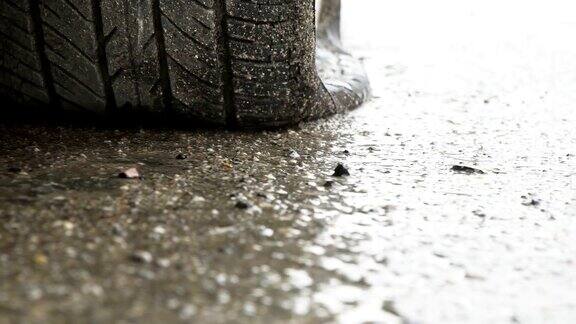 雨天路边轮胎漏气