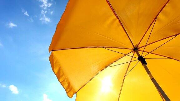黄色沙滩伞-时间流逝