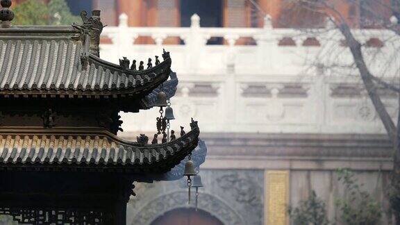 上海静安寺建筑屋檐上的神仙和野兽御黄屋顶装饰屋檐下的风铃随风摇摆4K视频慢镜头