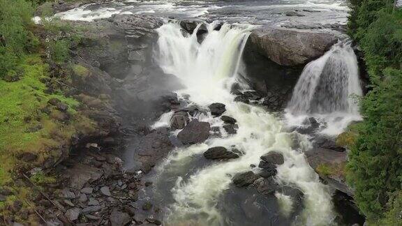 雅姆特兰西部的里斯塔法莱瀑布被列为瑞典最美丽的瀑布之一