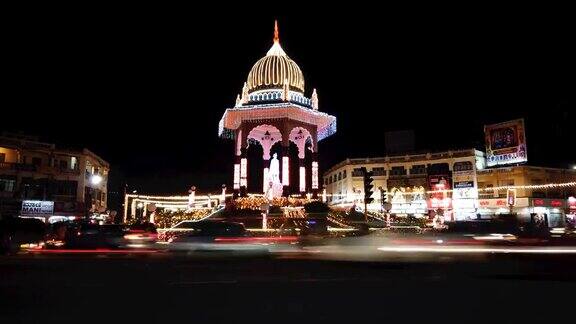 在印度迈索尔的杜塞赫拉节上一段夜间延时拍摄的视频显示了标志性的大王陵纪念碑被灯光照亮模糊的汽车经过