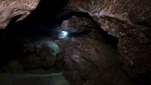 天然洞穴长时间照明隧道贯通