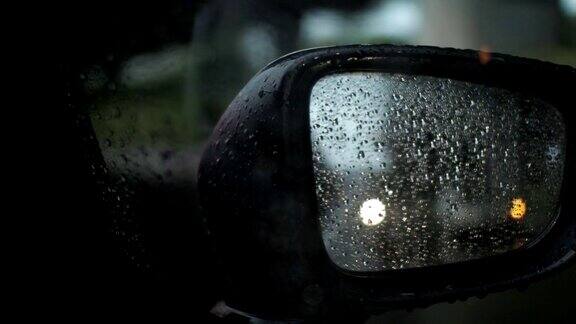 堵车时车的后视镜在下雨