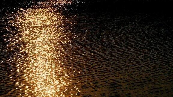 日落时河水的倒影闪光和波浪