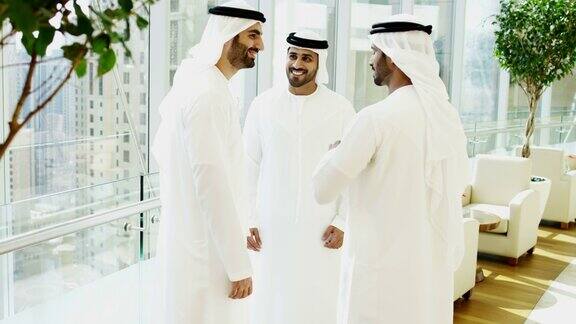 迪拜阿拉伯商人在市中心举行民族服装会议