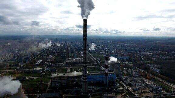 生态污染工业工厂从管道里排烟污染环境