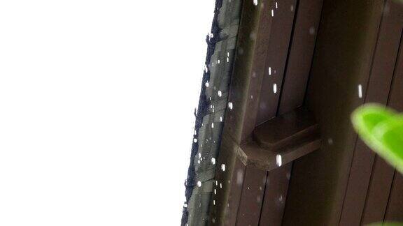 雨滴从二楼屋顶落下高清慢镜头