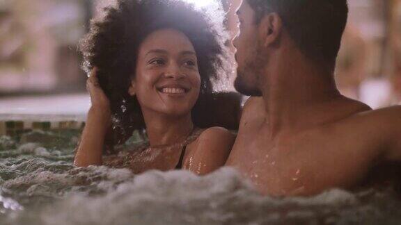 一对夫妇在按摩浴缸里放松