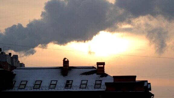 冬天寒冷的夕阳在城市建筑的屋顶上