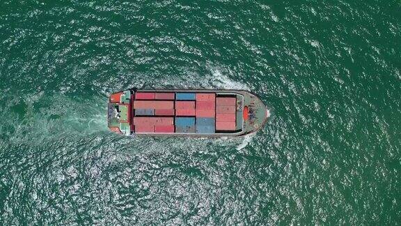 航拍满载集装箱的集装箱货船在海上进行商务物流、进出口、航运或货运运输