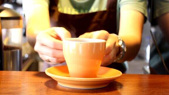 咖啡馆里的咖啡师提供一杯浓缩咖啡