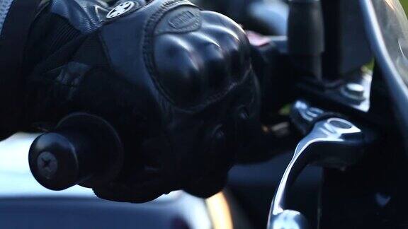 一个男人的手在黑色皮革手套启动引擎的特写视图股票视频土耳其摩托车开端摩托车引擎