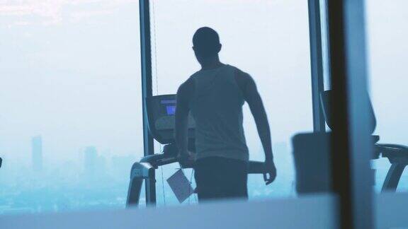 亚洲男人在健身中心的早晨反射镜的透视