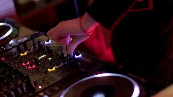 DJ在混音控制台播放音乐控制声音