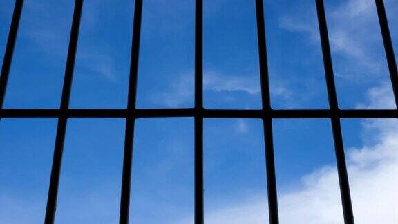 监狱之窗和蓝天