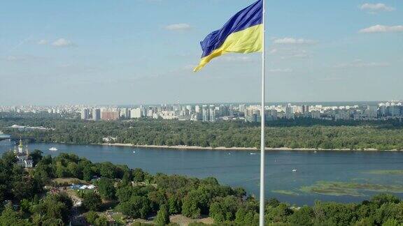 基辅第聂伯罗河上飘扬的乌克兰国旗