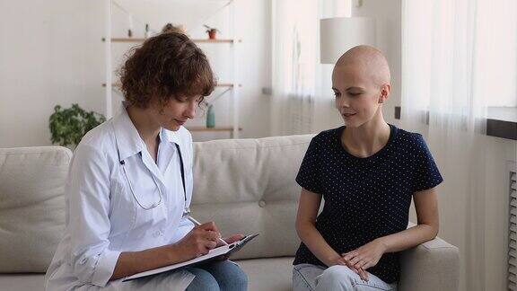 护士在会议期间倾听癌症患者填写医疗表格