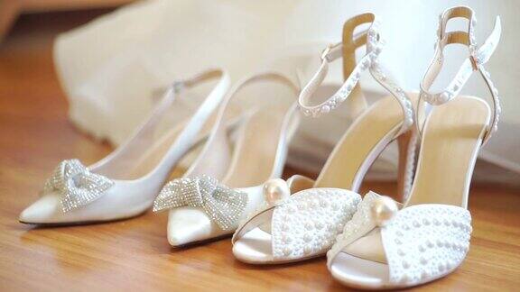 将白色婚礼鞋放在地板上