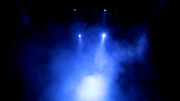 舞台特效舞台上的烟雾演出期间剧院舞台上的聚光灯