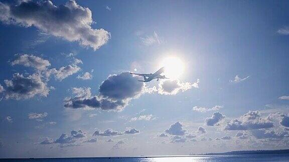 移动的云和飞过的飞机