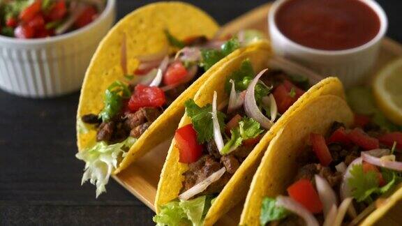 墨西哥玉米卷配肉和蔬菜-墨西哥食品