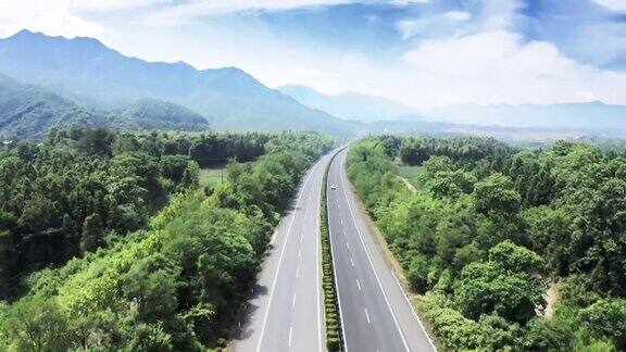 行驶在国家高速公路