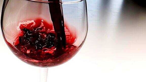 在白色背景下将红酒倒入杯中营养保健理念慢镜头拍摄