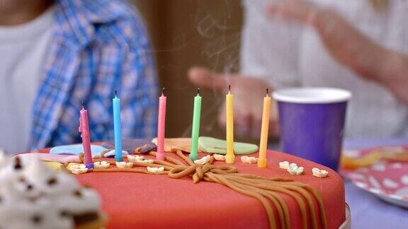 男孩吹灭生日蛋糕上的蜡烛