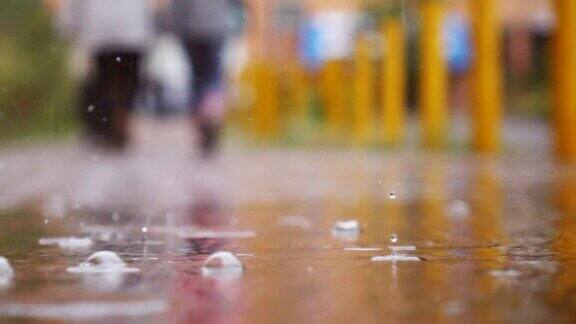 雨天的城市街道水滴水坑超慢的动作选择性聚焦