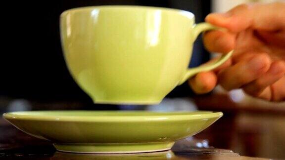 一杯咖啡一杯茶或热饮的饮料与蒸汽用手拿起和放下