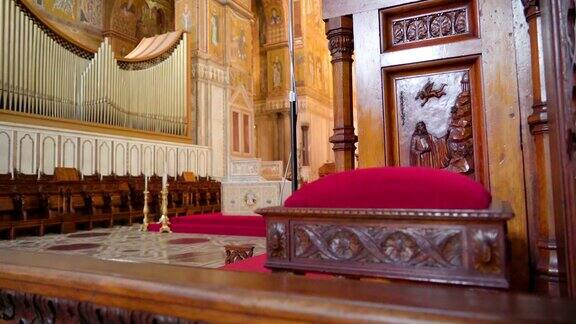 意大利西西里岛巴勒莫大教堂椅子上的红色靠垫