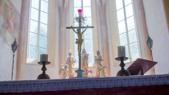 圣坛上的十字架和蜡烛