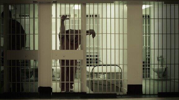 囚犯在细胞
