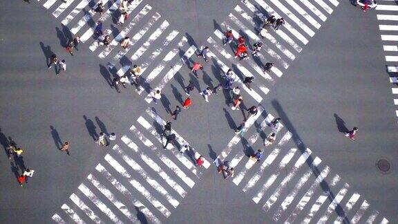 日本东京银座路十字路口拥挤的人群和汽车