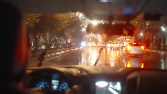 雨夜里雨声穿过汽车的挡风玻璃