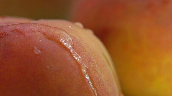超级特写的水滴流下一个多汁的桃子的表面