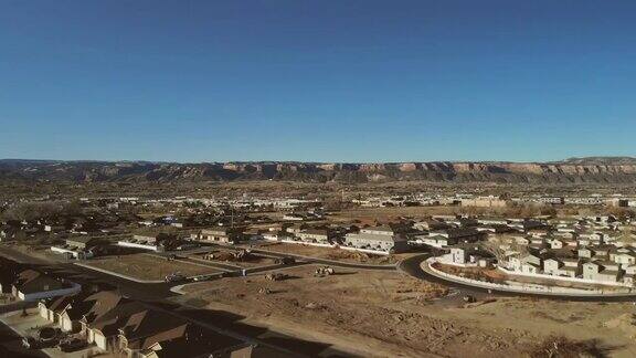 美国西部郊区建筑工地冬季清晨日出鸟瞰图4K无人机系列视频