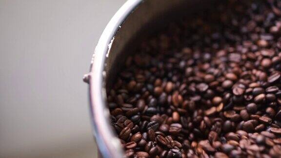 咖啡烘焙机里的咖啡豆
