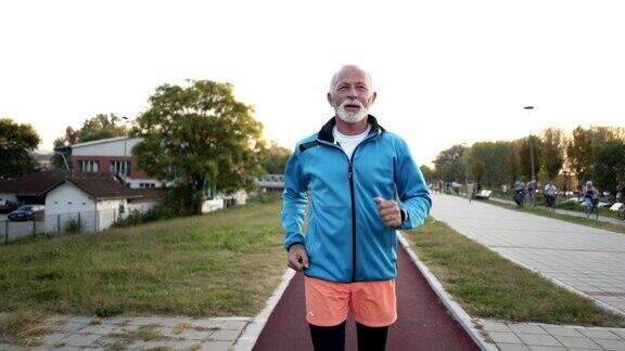 一个在跑道上慢跑的老人