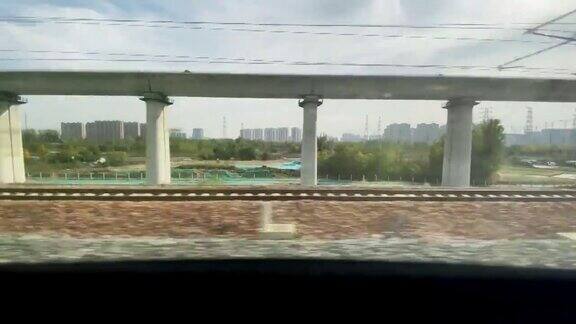 在火车上望着窗外经过正在施工的火车桥